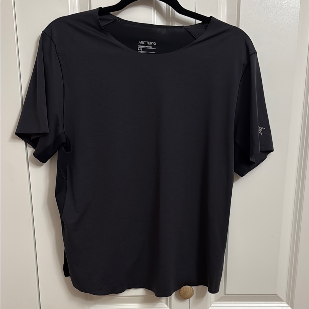 Women’s Arc'teryx tee, black size Large